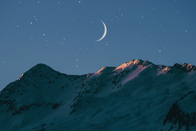 symbolism of the crescent moon